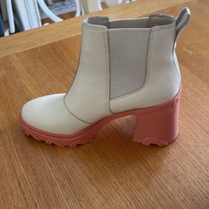 Sorel cream chelsea boot with3 1/2 inch heels  brand new. Wore twice.